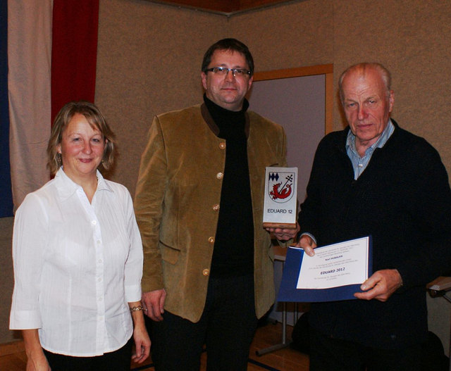 Vizebürgermeisterin Maria Kobler und Bürgermeister Franz Augustin verliehen Karl Hubauer den "Eduard 2012". | Foto: Gemeinde