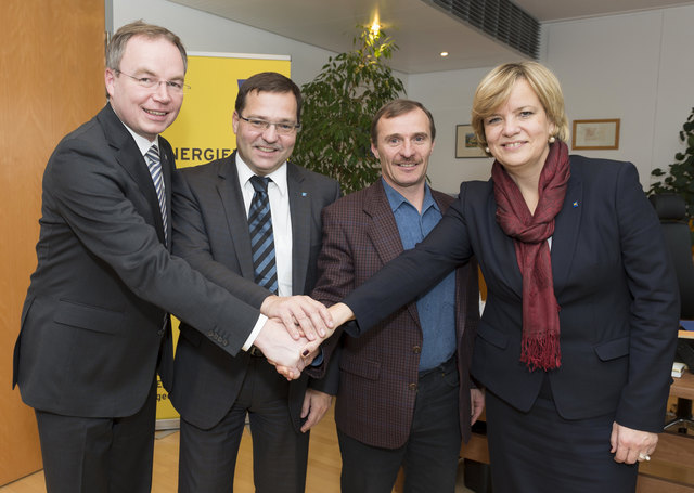Die Landesräte Stephan Pernkopf und Barbara Schwarz mit ihren Gästen aus Langenlois.
