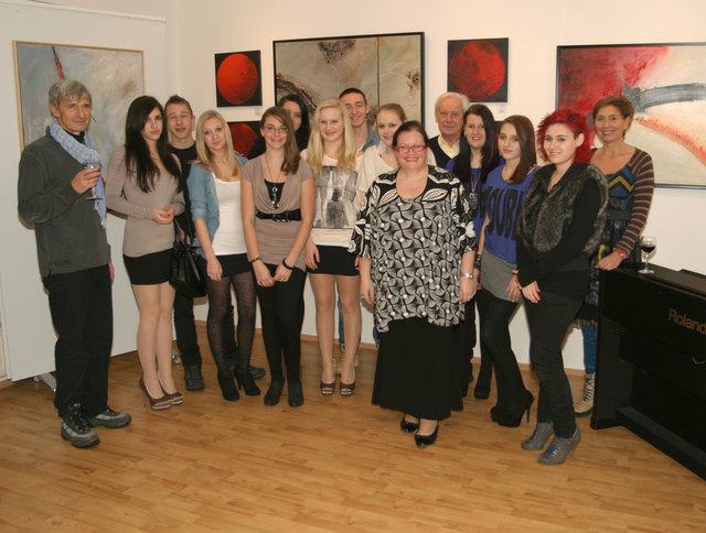 Die Schülergruppe der Polytechnischen Schule Obernberg mit Klassenlehrerin Hermine Billinger (rechts) fühlte sich pudelwohl in der Galerie Artpoint 222 mit Galeristin Elisabeth Raidl (Bildmitte).