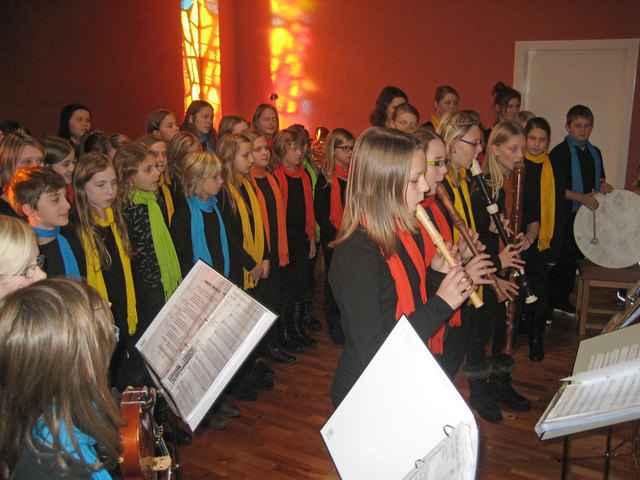 Der Chor der Musikhauptschule begrüßt die Besucher bereits im Foyer.