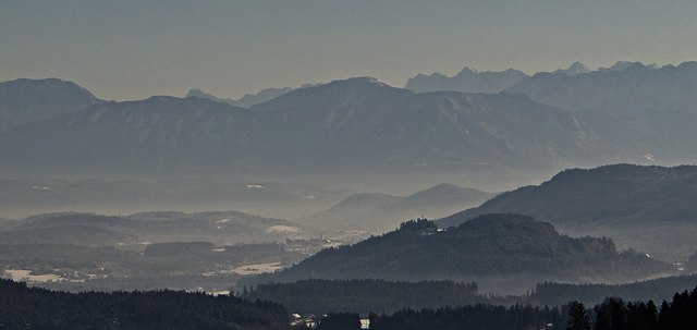 Nebel oder Sonne - oftmals entscheiden wenige Höhenmeter. (Bildmitte: Feldkirchen in Kärnten)
