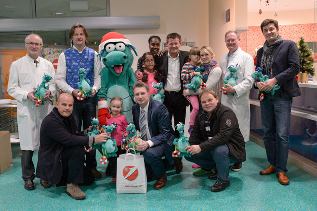 Die Geschenkeüberbringer mit Günther Scheider (2.v.l.) an Prim. Wilhelm Kaulfersch (2.v.r.) mit Patienten des ELKI Klagenfurt | Foto: HUDE/KK