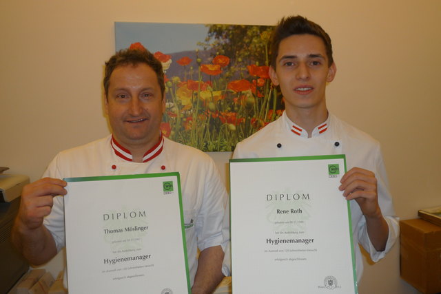 Thomas Möslinger und René Roth mit ihren Urkunden.