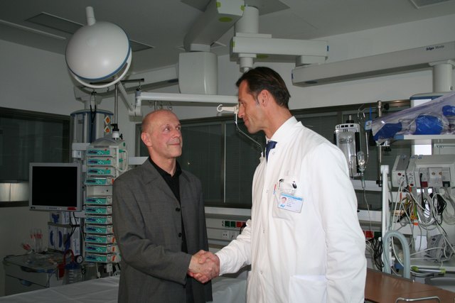 Christoph Moosbrugger bedankt sich beim ärztlichen Leiter, Christian Fialka.