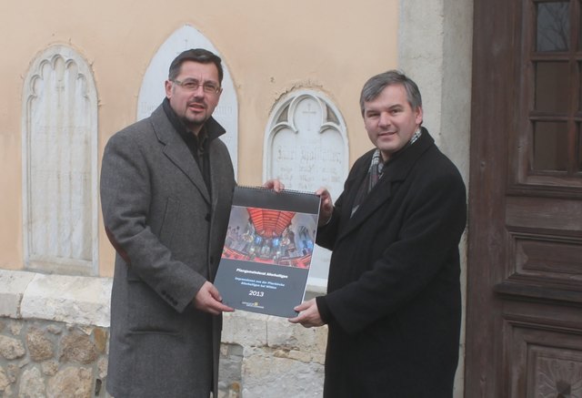 PGR-Vors. Heimo Mayer (links) überreicht Dechant Alois Stumpf den ersten Kalender.