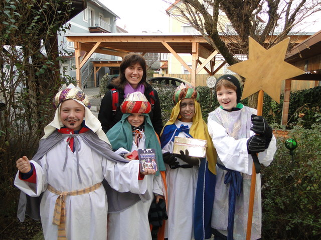 Junge Sternsinger aus der Volkschule Labuch, die in Gleisdorf unterwegs waren.