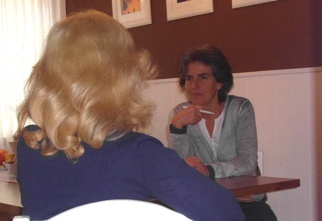 Gabi Stockmann im Gespräch mit der 54-jährigen arbeitslosen Frau M. aus dem Bezirk Baden. | Foto: Foto: privat