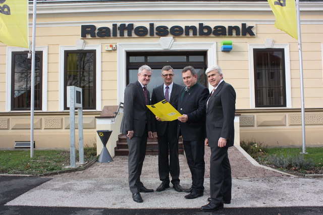 Bankstellenleiter Eduard Handler, Direktor Josef Krenn, Bürgermeister Bernhard Karnthaler und Direktor Karl Scherleithner. | Foto: Tomsich