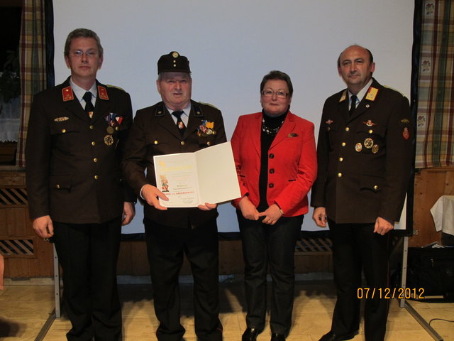 Ernst Schwendinger (.2. v. l.) mit Bürgermesiterin Irmgard Wirth und Bezirksfeuerwehrkommandant Alfred Deschberger.