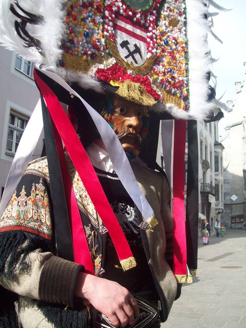 Ein Spiegeltuxer der Schwazer Brauchtumsgruppe.