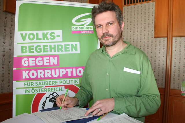 Martin Litschauer beim Unterzeichnen des Anti-Korruptions-Volksbegehrens.