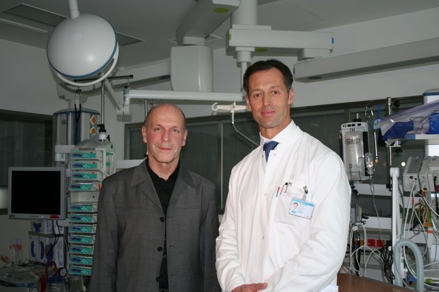 Intensivstation: Hier lag Christoph Moosbrugger nach der Messerattacke, im Bild mit Mediziner Christian Fialka (r.).