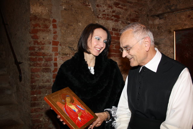 In ihren Kursen führt die Ikonenmalerin Regina Gady (im Bild mit Pater August Janisch) die Teilnehmer in die faszinierende Welt der Heiligenbilder.