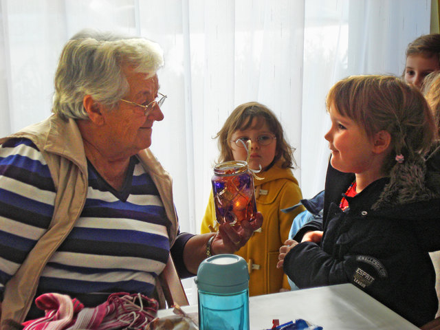 Selbstgebastelte Laternengläser überbrachten die Kindergartenkinder den Senioren.