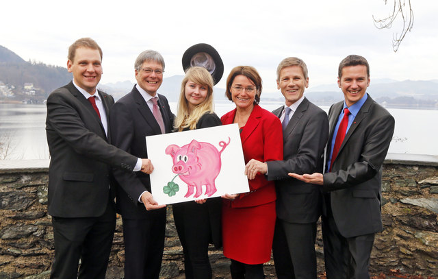 LHStv. Peter Kaiser mit RI-Leiter Philip Kucher, Glücksbringer Rauchfangkehrerin Lea, LRin Beate Prettner, Staatssekretär Josef Ostermayer und LGF Daniel Fellner beim Neujahrsempfang des Kärntner Renner Instituts. | Foto: Foto Gert Eggenberger