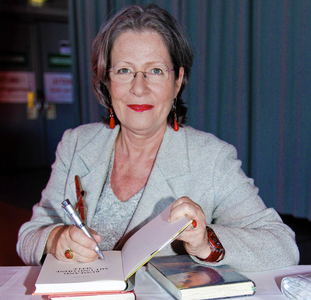 Susanne Scholl liest Texte über Menschen in Not, unter anderem aus ihrem neuen Buch „Allein zu Haus“.