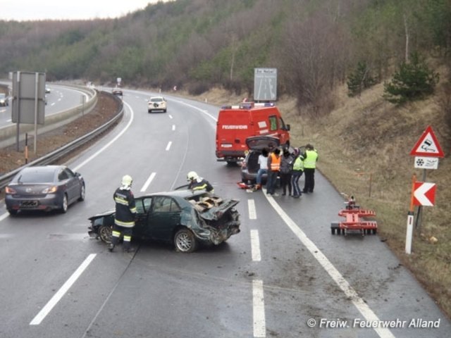 Auf der A 21 überschlug sich am 2. Jänner ein Auto. Die FF Alland rückte zur Bergung aus.