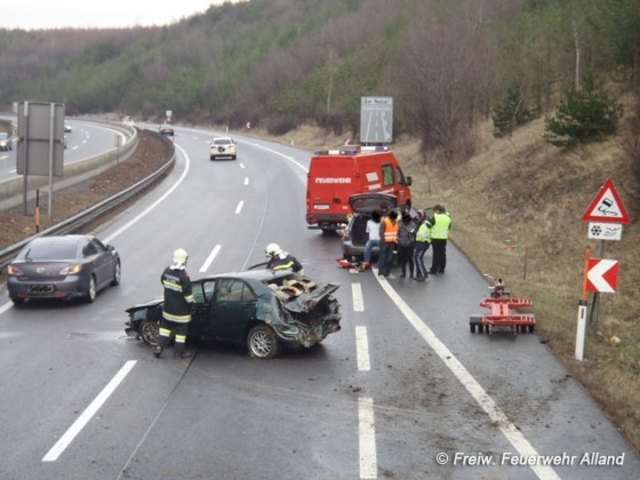 Auf der A 21 überschlug sich am 2. Jänner ein Auto. Die FF Alland rückte zur Bergung aus. | Foto: FF Alland