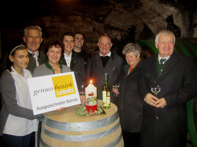 Weinsegnung im Keller des Weinbaubetriebes Pichler – Schober in St. Nikolai i.S. Gleichzeitig wurde der Familie die Hoftafel „ Ausgezeichneter Betrieb“ verliehen. | Foto: KK