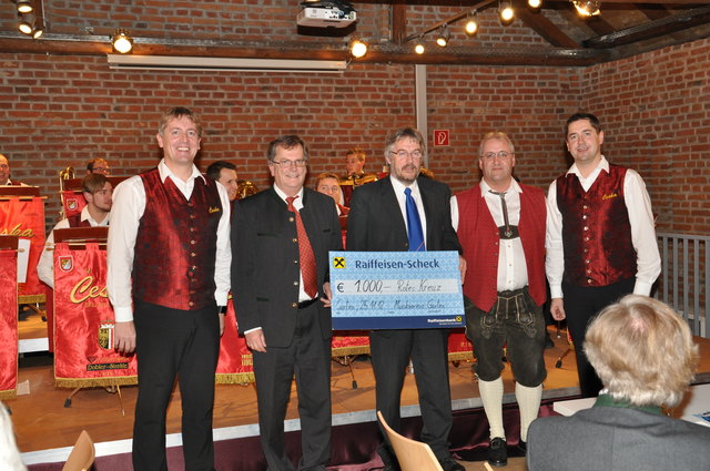 Auf Einladung der Musikkapelle Gurten spielte die Blaskapelle Ceska, regierender Vize-Europameister in böhmisch-mährischer Blasmusik, ein tolles Benefizkonzert zu Gunsten des Roten Kreuzes Ried. Als Spende konnten 1000 Euro vom Obmann der Musikkapelle Gurten, Alois Boindecker, an Rotkreuz-Bezirksstellenleiter Franz Pumberger und Rotkreuz-Bezirksgeschäftsstellenleiter Josef Frauscher übergeben werden.