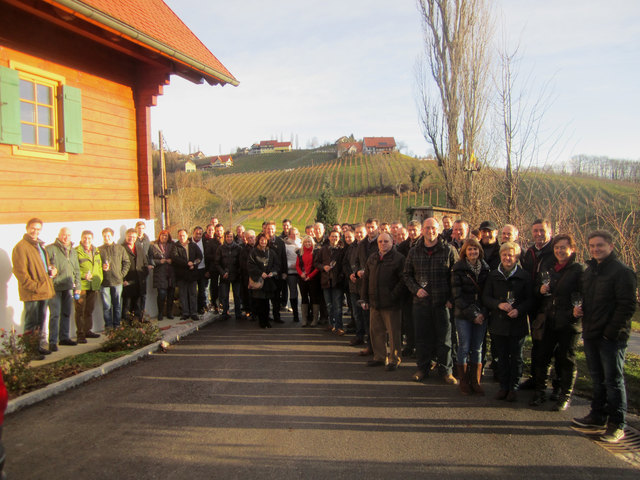 Prost auf den neuen Jahrgang: Der Weinbauverein Leutschach bei der Verkostung am Betrieb Knapp in Fötschach.