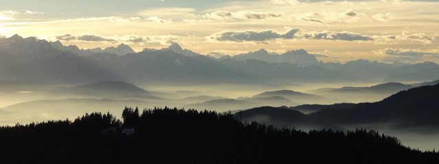 Übern Nebel sieht man bis zu den Julischen Alpen. Foto vom 4.1.2013