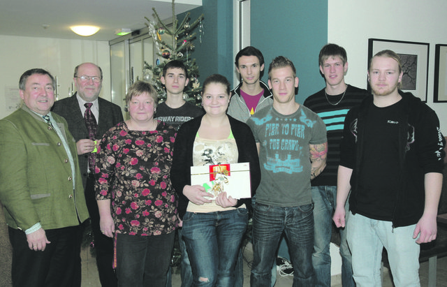 Franz Weinberger, Wilhelm Obermeir, Michaela Hofmann, fünf Zivildiener und Nicole Meindl, die derzeit ein freiwilliges Sozialjahr im "Haus der Senioren" absolviert.