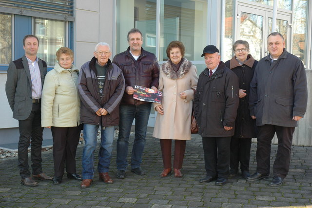 Gemeindevorstand Roman Jandrisevits (links außen), Vizebürgermeister Günther Peischl (Bildmitte) und Edmund Hafner (rechts außen) übergeben symbolisch den ersten Gutschein an die Pensionisten Elfriede Pani, Hermann Jandrisevits, Julianna und Johann Dragosits sowie Gerti Tanczos