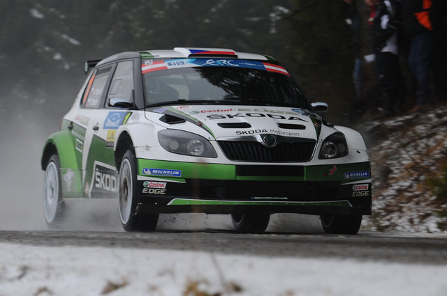 Jan Kopecky im Schnee- und Eismatsch mit den breiten Reifen unterwegs.