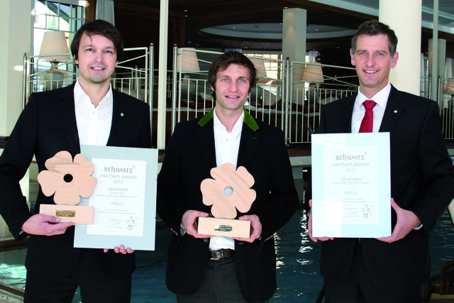 Hygienespezialist hollu kann sich auch 2012 wieder über eine Auszeichnung mit dem Partner-Award des Alpenresorts Schwarz freuen. (v.l.): Werner Holluschek, hollu Geschäftsführung, Thomas Pirktl, Alpenresort Schwarz, Simon Meinschad, hollu Geschäftsführung.