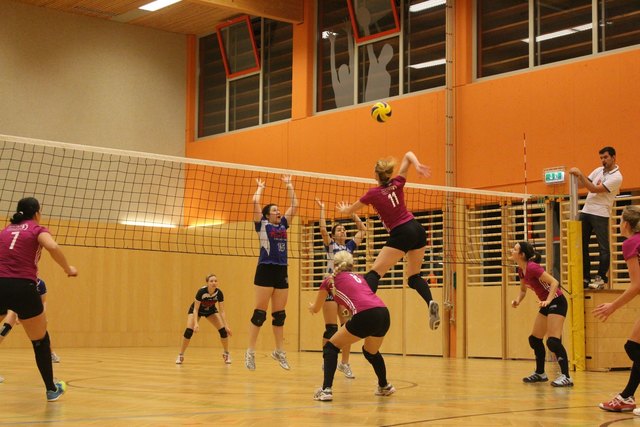 v.l.: Karin Brodschneider, Ulla Lambauer (Sicherung), Jasmin Loibner (Angriff), Maria Bauer (am Netz), Eva Sauer