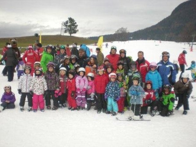 Die Begeisterung der Greuther Pistenflitzer beim Skikurs auf der Petzen kannte keine Grenzen. Die große Teilnehmerzahl freut auch Obmann Dietmar Schäfermeier (hinten 2.v.r.)