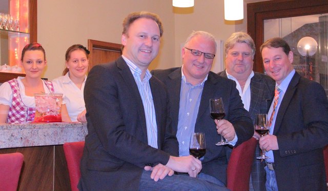 Stadtchef Christoph Prinz, Wirtschaftsstadtrat Thomas Schneider und der Obmann der Vöslauer Wirtschaft (VÖWI), Norbert Mykytycz, gratulieren Opernwirt Shpetim Bujupi. Mit im Bild die Kellnerinnen Heike und Daniela.
