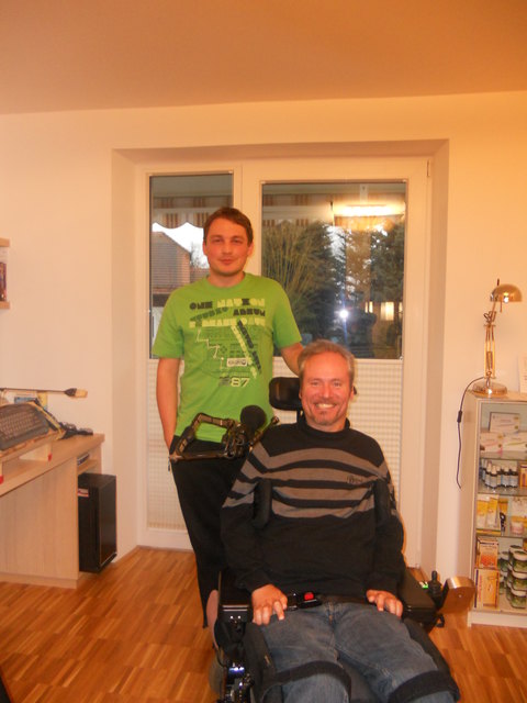 Dank seinem 24-Stunden-Pfleger kann der seit seinem 16. Lebensjahr querschnittgelähmte Alex Koller zum ersten Mal in einer eigenen Wohnung leben.