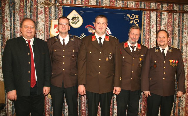 Das "neue - alte" Kommando. Bgm. Herbert Rieder, Kassier Michael Pumpfer, Kdt. Martin Embacher, Kdt.-Stv. Michael Brunner,
Schriftführer Robert Brändle.