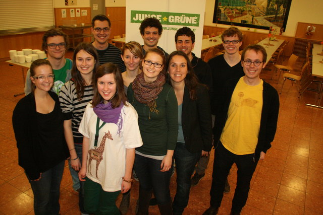 Daniel Haim (Bundeskoordinator, Wien/Vorarlberg),Simon Hofbauer , Julian Schmid (Nationalratskandidat Bundesliste), Cengiz Kulac (Bundesprecher, Stmk) Raphael Lueger (Nationalratskandidat Niederösterreich).
1. Reihe von links nach rechts: Daniela Gradinger (Bundesgeschäftsfüherin, Wien), Denise Moser (Finanzreferentin, Mödling, Brunn am Gebirge, Niederösterreich), Flora Petrik (Eisenstadt, Burgenland) Diana Witzani (Bundesprecherin, Deutschlandsberg, Stmk), Natalie Thuma (Kandidatin für Landtagswahl Nied