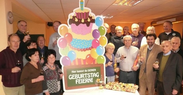 Die Kegelrunde mit den beiden Geburtstagsjubilaren und Bürgermeister Mag. Josef Wallner