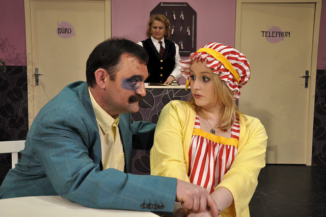 Ralph Dickinger und Kristina Kirchmayr im Stück „Weekend im Paradies“.