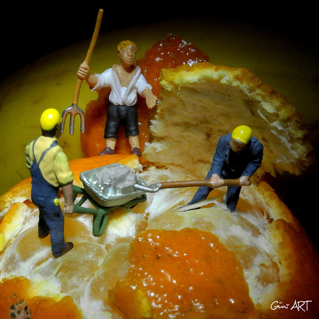Nächtens in der Marmeladenfabrick tummeln sich die Heinzelmännchen damit wir unsere Lieblingsmarmelade auf´s Frühstücksbrot bekommen. (FOTO: Güni ART)