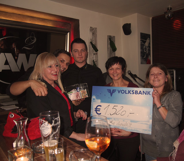 Spendenübergabe der Auswärts Bar& Wein Geschäftsführer an die Soziale Initiative Ried: Veronika Linecker, Manfred Rumpl, Stefan Jetzinger, Sonja Priewasser und Gitti Jansko.