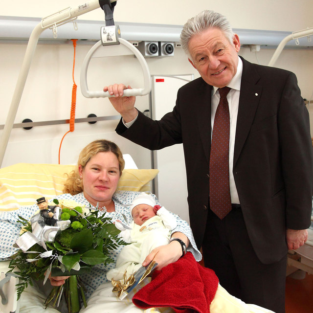 Stefanie Brandstetter mit Neujahrsbaby Karolina und Landeshauptmann Josef Pühringer. | Foto: Foto: Land OÖ/Kraml