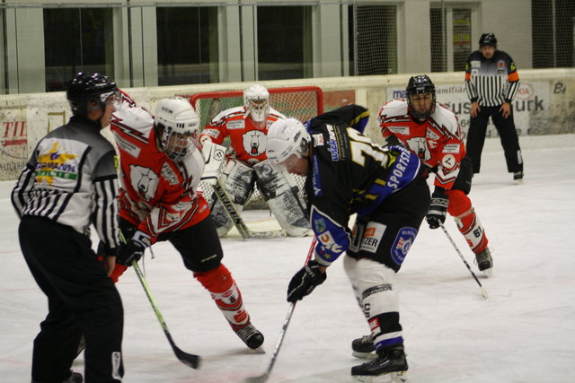 Punktelos: Der EHC St. Veit (rote Trikots) konnte bisher kein Spiel gewinnen