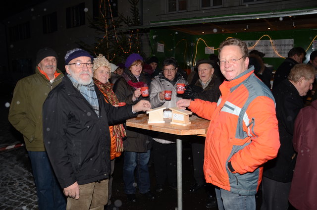 SMB Obmann Leopold Stütz beim Punschstandl in Lasberg.