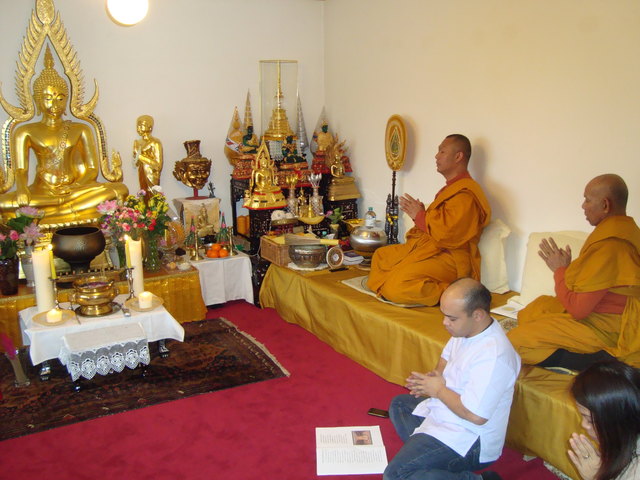 Buddhistische Mönche leiten Zeremonien und Gebete im Gebetsraum.