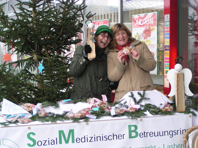 Monika Klewein und Monika Mittmannsgruber beim SMB Punschstandl in Neumarkt.
