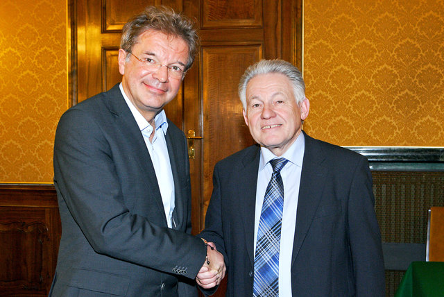 Landeshauptmann Josef Pühringer (re.) übergibt in der 1. Regierungssitzung im neuen Jahr offiziell wieder die Regierungsagenden an Landesrat Rudi Anschober. | Foto: Land OÖ