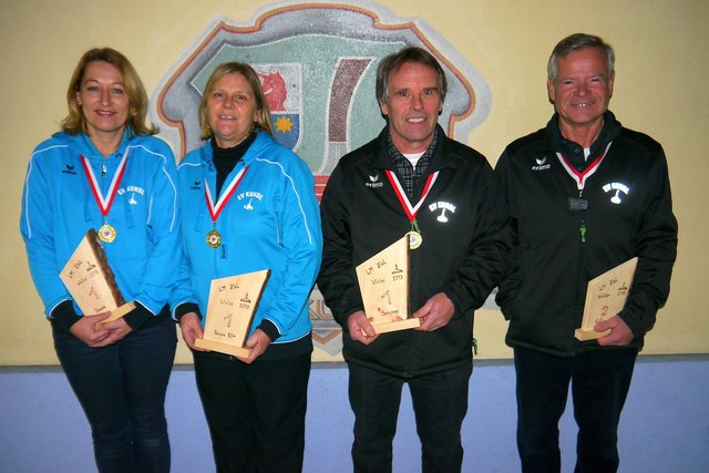 Erfolgreiche Stocksportler des EV-Kundl: Silvia Margreiter (Landessiegerin-Damen), Oswalda Raimbault (Landessiegerin-Damen 50+), Alois Margreiter (Landessieger-Senioren), Klaus Kurz (2. Platz Senioren)