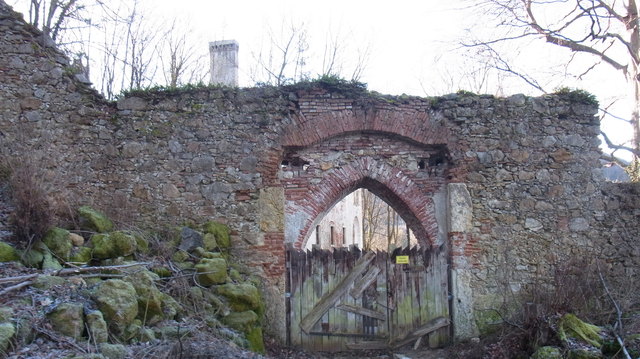 Das Tor ist mit einer Eisenkette und einem Vorhängschloss gesichert