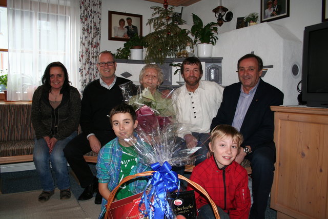 Schwiegertochter Klaudia, Bgm. Werner Kurz, Jubilarin Anna mit ihrem Sohn Stefan Wolf, Vizebgm. Emil Zangerl und die Enkelkinder Robert und Andreas.