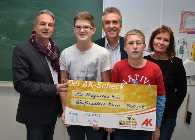 Von links: Franz Pernerstorfer (Arbeiterkammer), David Winkler (Klassensprecher), Reinhardt Bauer (Direktor), Manuel Schön (Gewinner) und Manuela Hofstadler (Klassenvorständin).